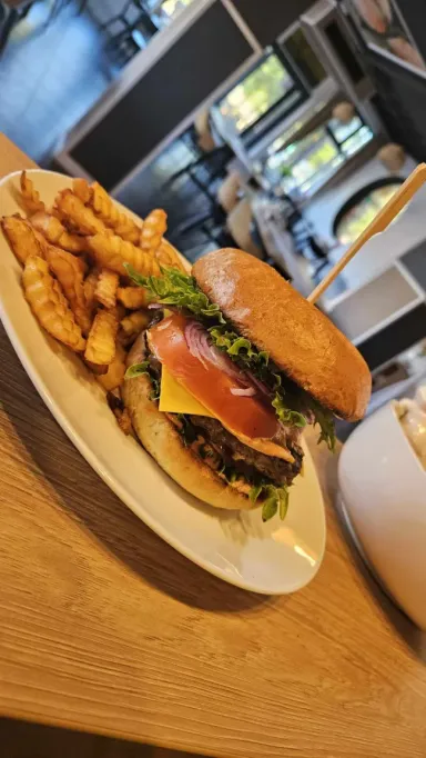 Burger wołowy z frytkami